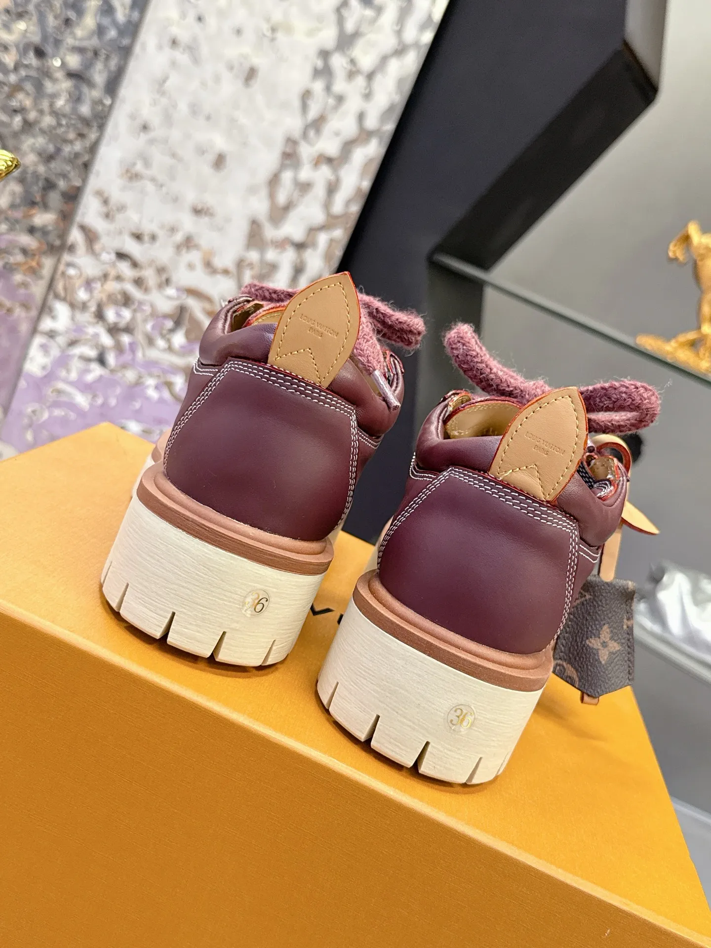 Factory price: 700💰 LV | Louis Vuitton 🧡💚2025 autumn and winter new style, top version ⚠️ The counter features the latest LV REMIX lace-up mountaineering derby shoes, new hard goods 🆕 ❥BS purchasing level! Full of high-end feel! A popular model among bloggers at home and abroad, it’s retro and fashionable, and looks stunning on your feet! Mainly recommended model on the official website★ ▪️Upper: top-quality first-layer cowhide ▪️Inner lining: imported sheepskin ▪️Outsole: original molded T men's shoes 💰U anti-slip outsole ▪️Sole height: 3.5cm ▪️Shoe size: Female 35-41 (41 customized, non-refundable) Male 39-45 (46 customized, non-refundable)